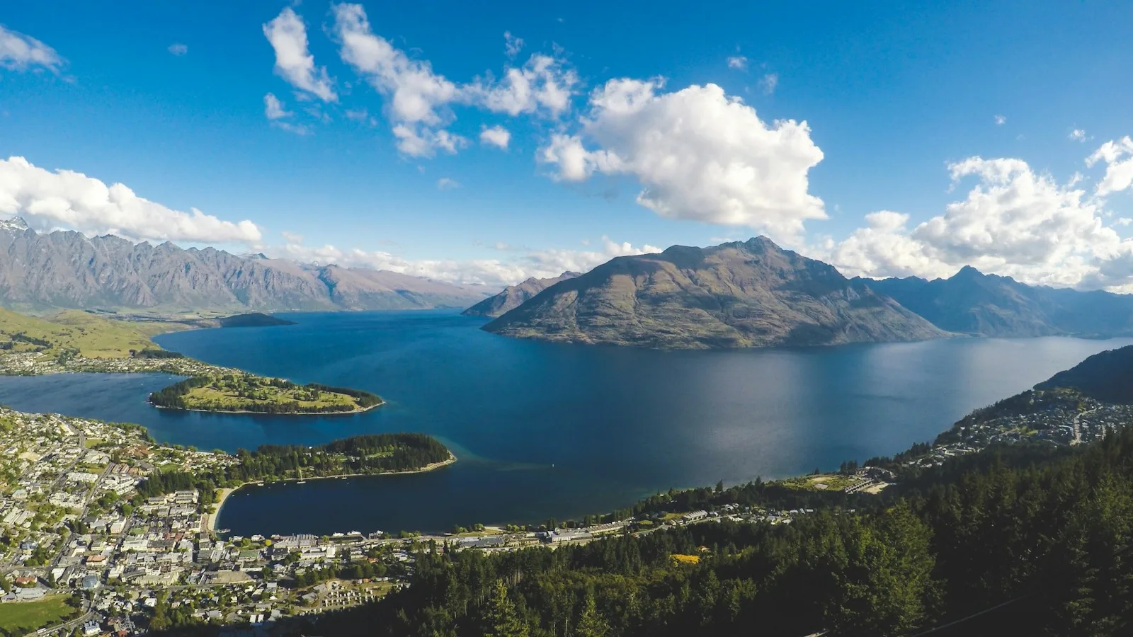 Paysage de montagnes et de lac en Nouvelle-Zélande