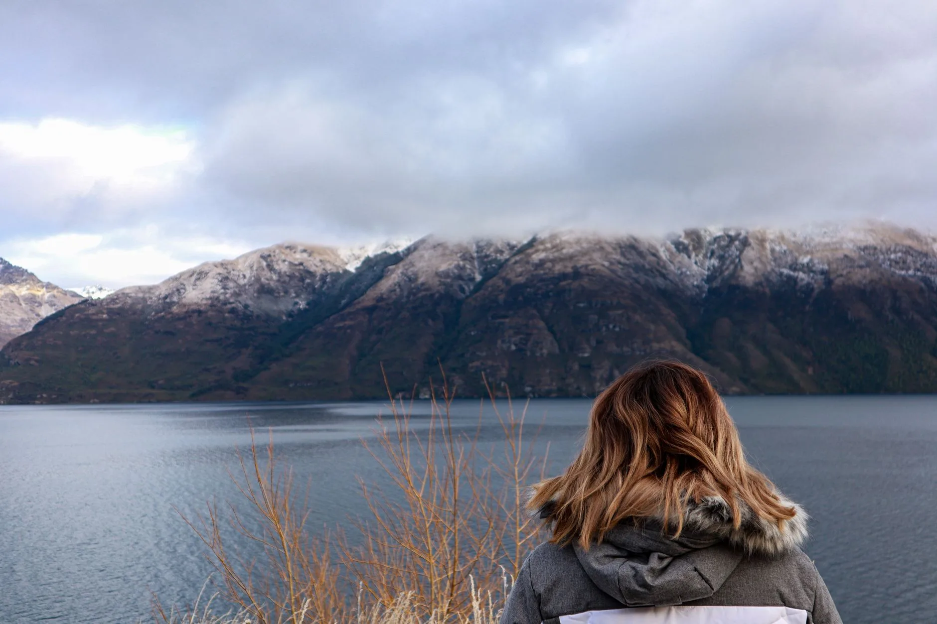 Vue sur le lac Wakatipu et les montagnes autour de Queenstown
